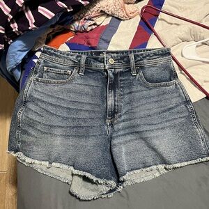 Hollister CA size 11 waist 30 curvy high-rise vintage shorts 4”
